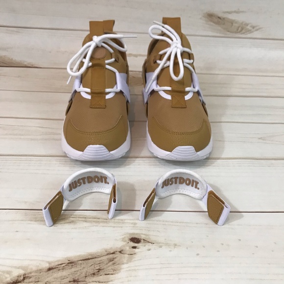 Nike Air Huarache City Low Elemental Gold - Picture 2 of 6